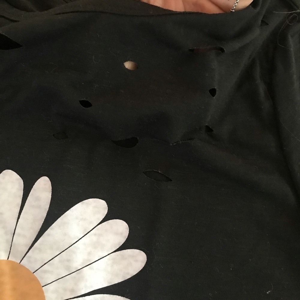🌼Lightly Distressed Daisy Tee - Picture 5 of 8